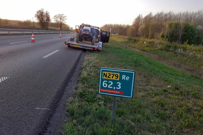 Wiel aanhangwagen vliegt in brand