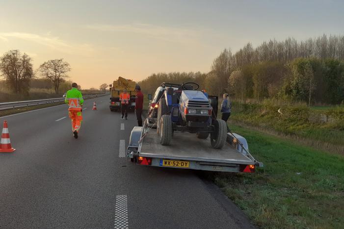 Wiel aanhangwagen vliegt in brand