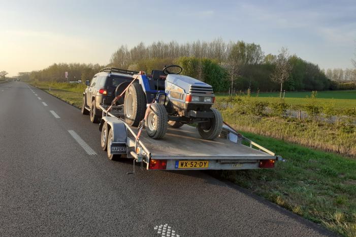 Wiel aanhangwagen vliegt in brand