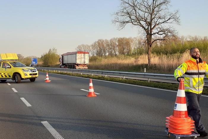 Wiel aanhangwagen vliegt in brand