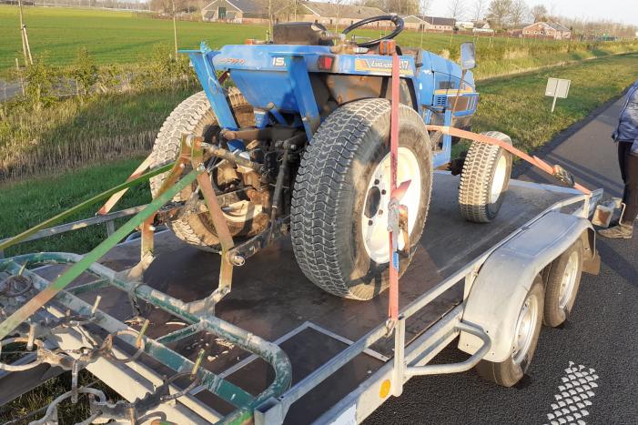 Wiel aanhangwagen vliegt in brand