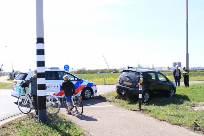 Automobilist rijdt verkeerslicht uit de grond