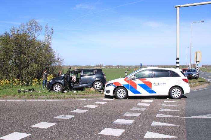 Automobilist rijdt verkeerslicht uit de grond