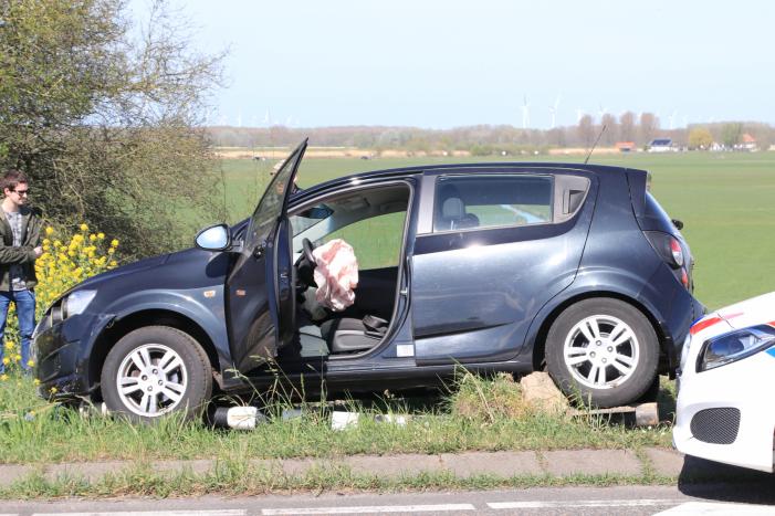 Automobilist rijdt verkeerslicht uit de grond