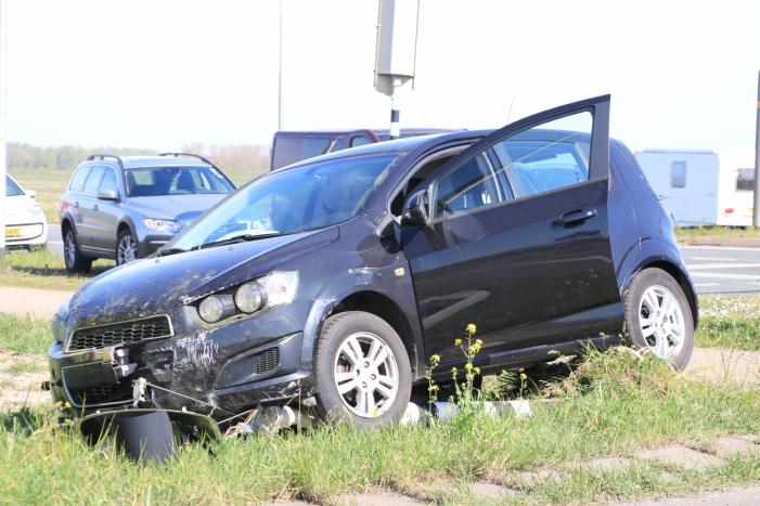 Automobilist rijdt verkeerslicht uit de grond