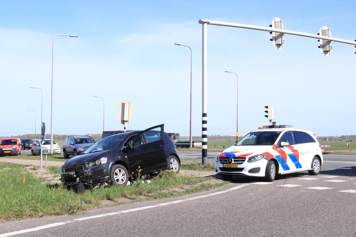 Automobilist rijdt verkeerslicht uit de grond