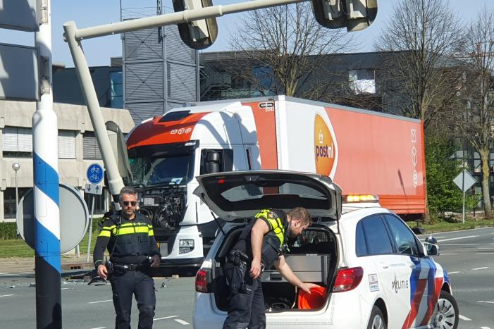 Vrachtwagen PostNL komt tegen verkeerslicht tot stilstand