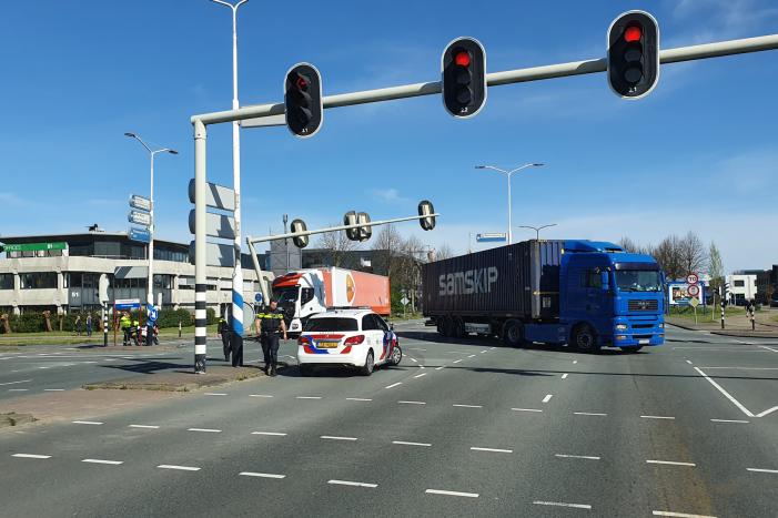 Vrachtwagen PostNL komt tegen verkeerslicht tot stilstand