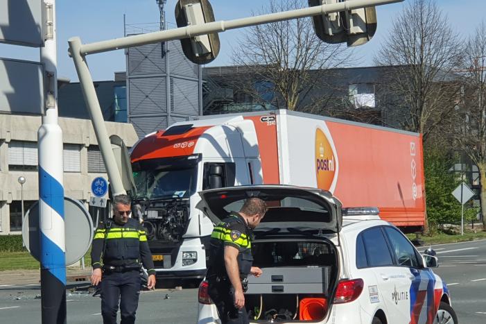 Vrachtwagen PostNL komt tegen verkeerslicht tot stilstand