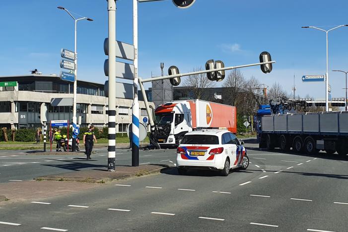 Vrachtwagen PostNL komt tegen verkeerslicht tot stilstand