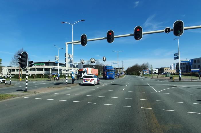 Vrachtwagen PostNL komt tegen verkeerslicht tot stilstand