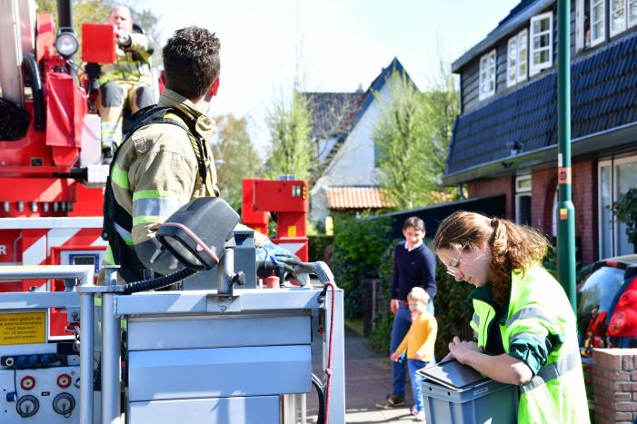 Spreeuw vast onder dakpannen