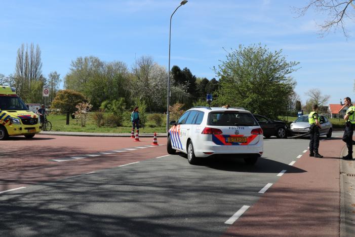 Auto's frontaal op elkaar gebotst