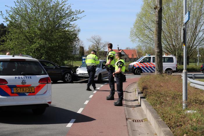 Auto's frontaal op elkaar gebotst