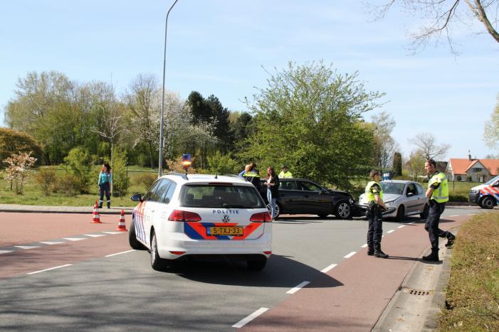 Auto's frontaal op elkaar gebotst