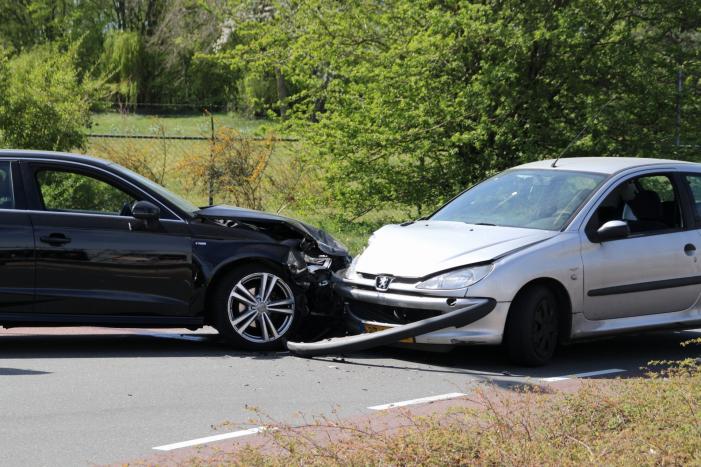 Auto's frontaal op elkaar gebotst