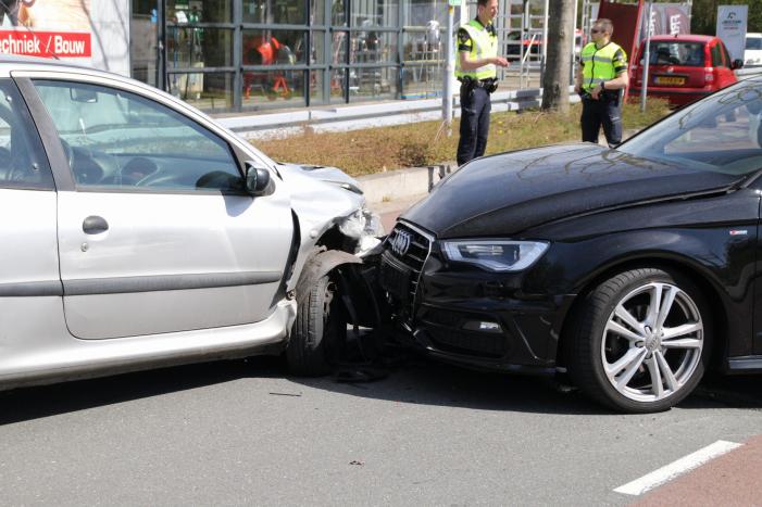 Auto's frontaal op elkaar gebotst