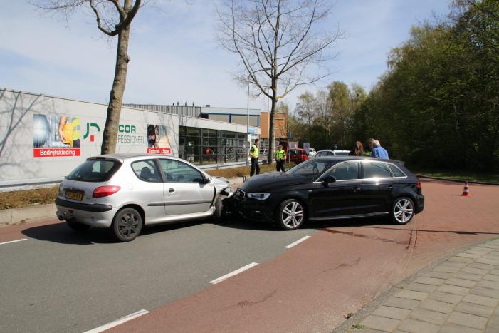 Auto's frontaal op elkaar gebotst