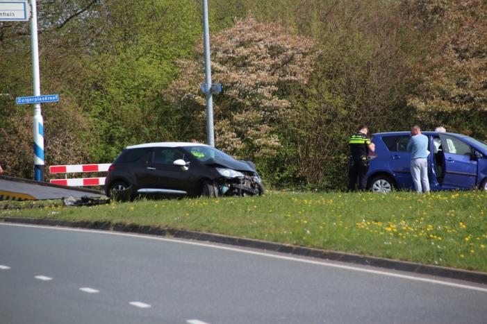 Twee auto botsen op kruising Zuigerplaspark