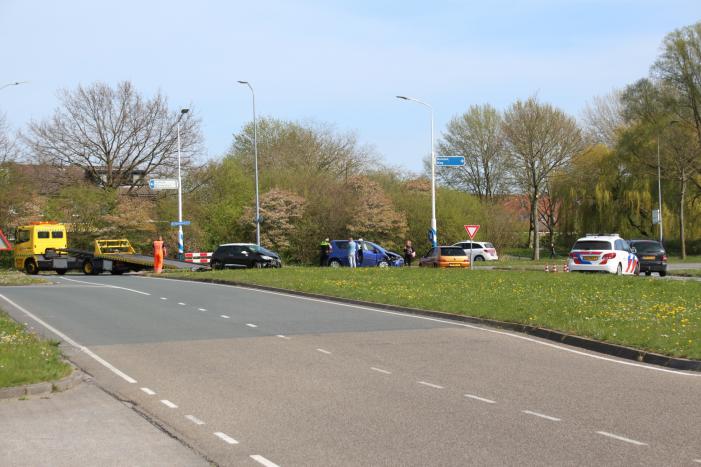 Twee auto botsen op kruising Zuigerplaspark
