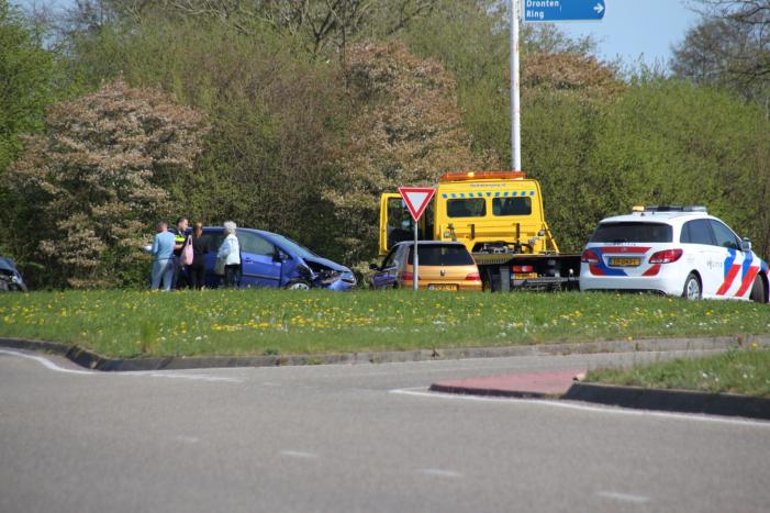Twee auto botsen op kruising Zuigerplaspark