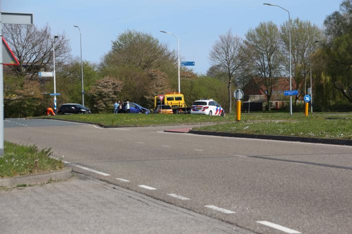 Twee auto botsen op kruising Zuigerplaspark