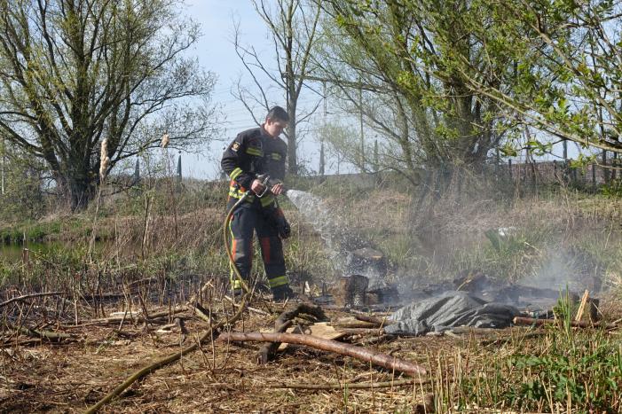 Stuk grasveld vat vlam