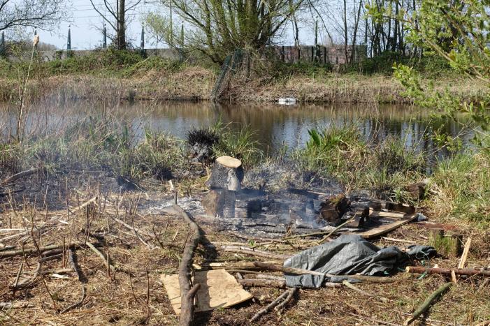 Stuk grasveld vat vlam