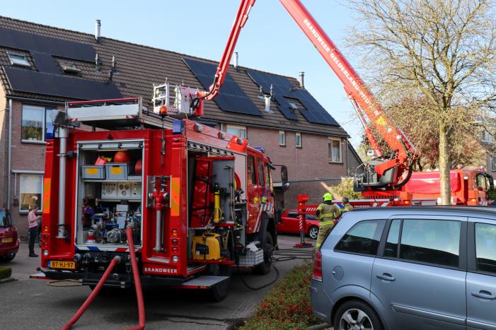 Wespennest wegbranden zorgde voor dakbrand