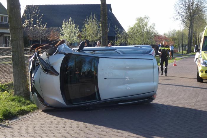 Automobilist belandt op zijkant