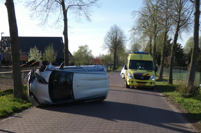 Automobilist belandt op zijkant