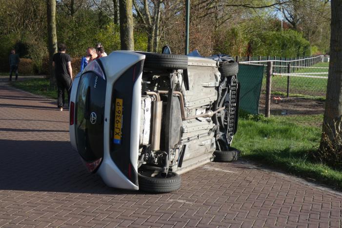Automobilist belandt op zijkant
