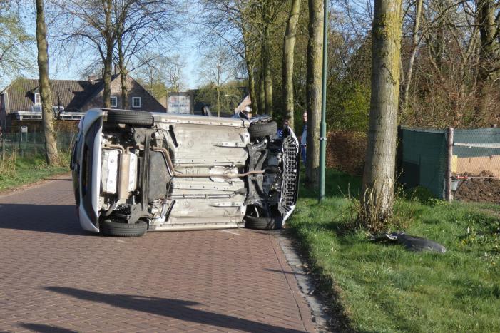Automobilist belandt op zijkant