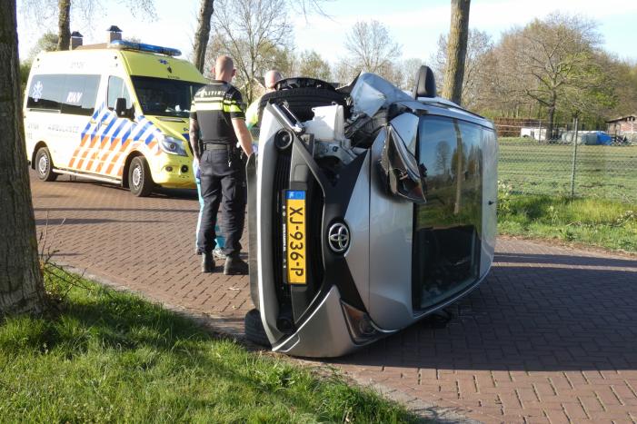 Automobilist belandt op zijkant