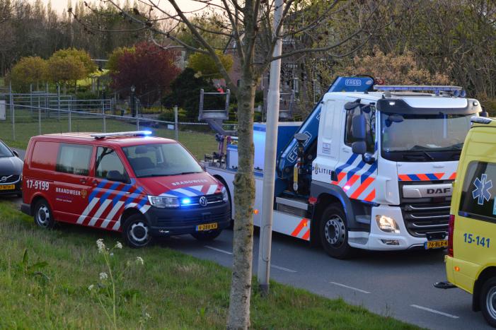 Man bekneld onder as van bedrijfswagen