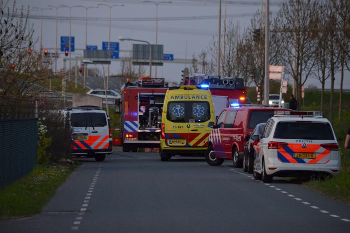 Man bekneld onder as van bedrijfswagen