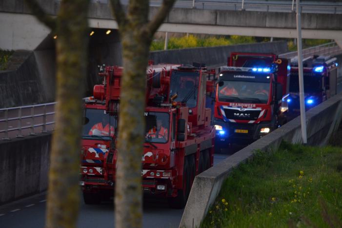 Man bekneld onder as van bedrijfswagen