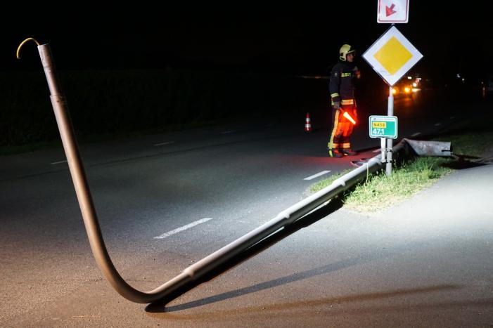 Automobilist aangehouden na botsing tegen lantarenpaal