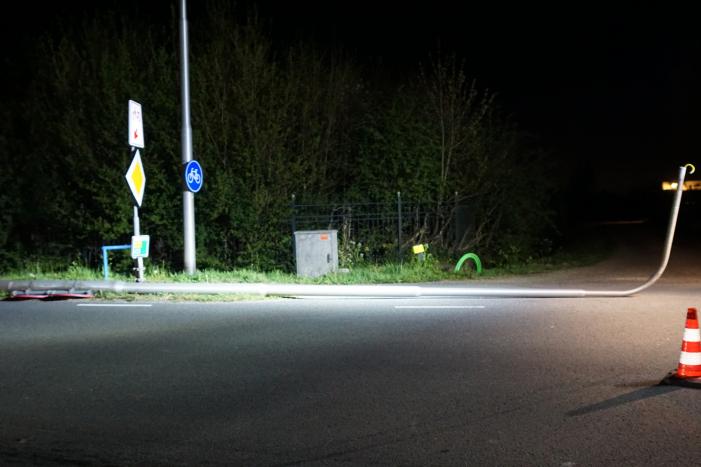 Automobilist aangehouden na botsing tegen lantarenpaal
