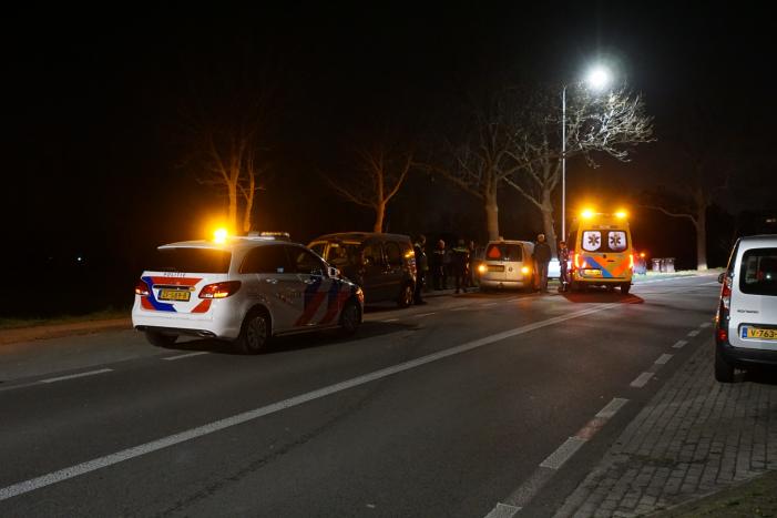 Automobilist aangehouden na botsing tegen lantarenpaal