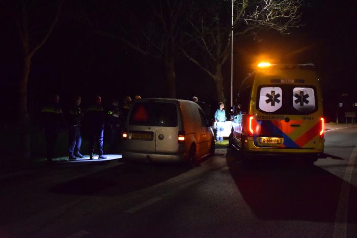 Automobilist aangehouden na botsing tegen lantarenpaal