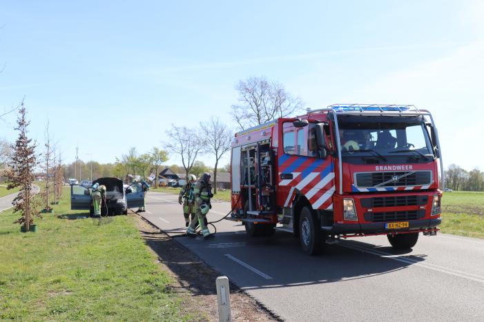 Auto vliegt spontaan in brand tijdens het rijden