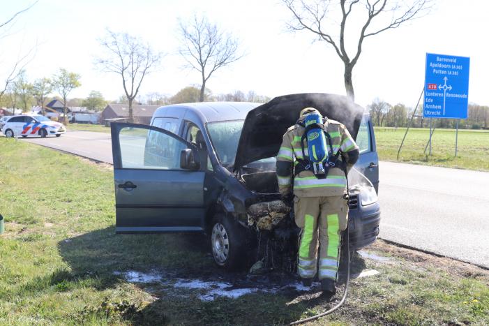 Auto vliegt spontaan in brand tijdens het rijden