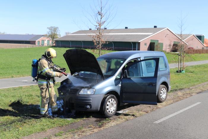 Auto vliegt spontaan in brand tijdens het rijden