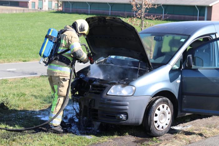 Auto vliegt spontaan in brand tijdens het rijden