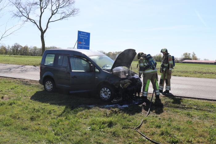 Auto vliegt spontaan in brand tijdens het rijden