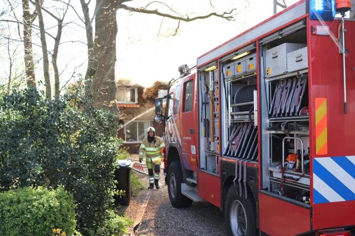 Brand in rieten dak van woonboerderij