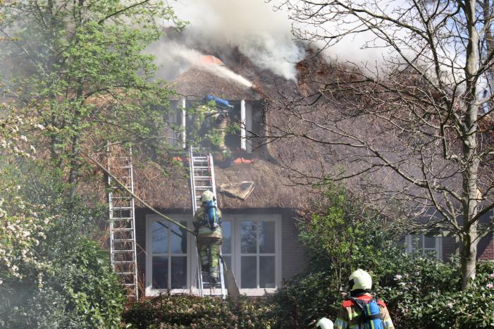 Brand in rieten dak van woonboerderij