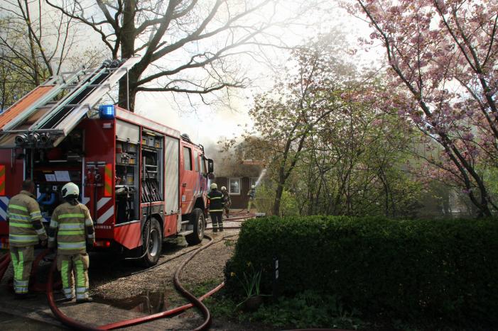 Brand in rieten dak van woonboerderij