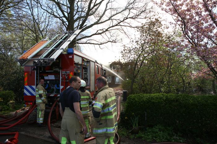 Brand in rieten dak van woonboerderij